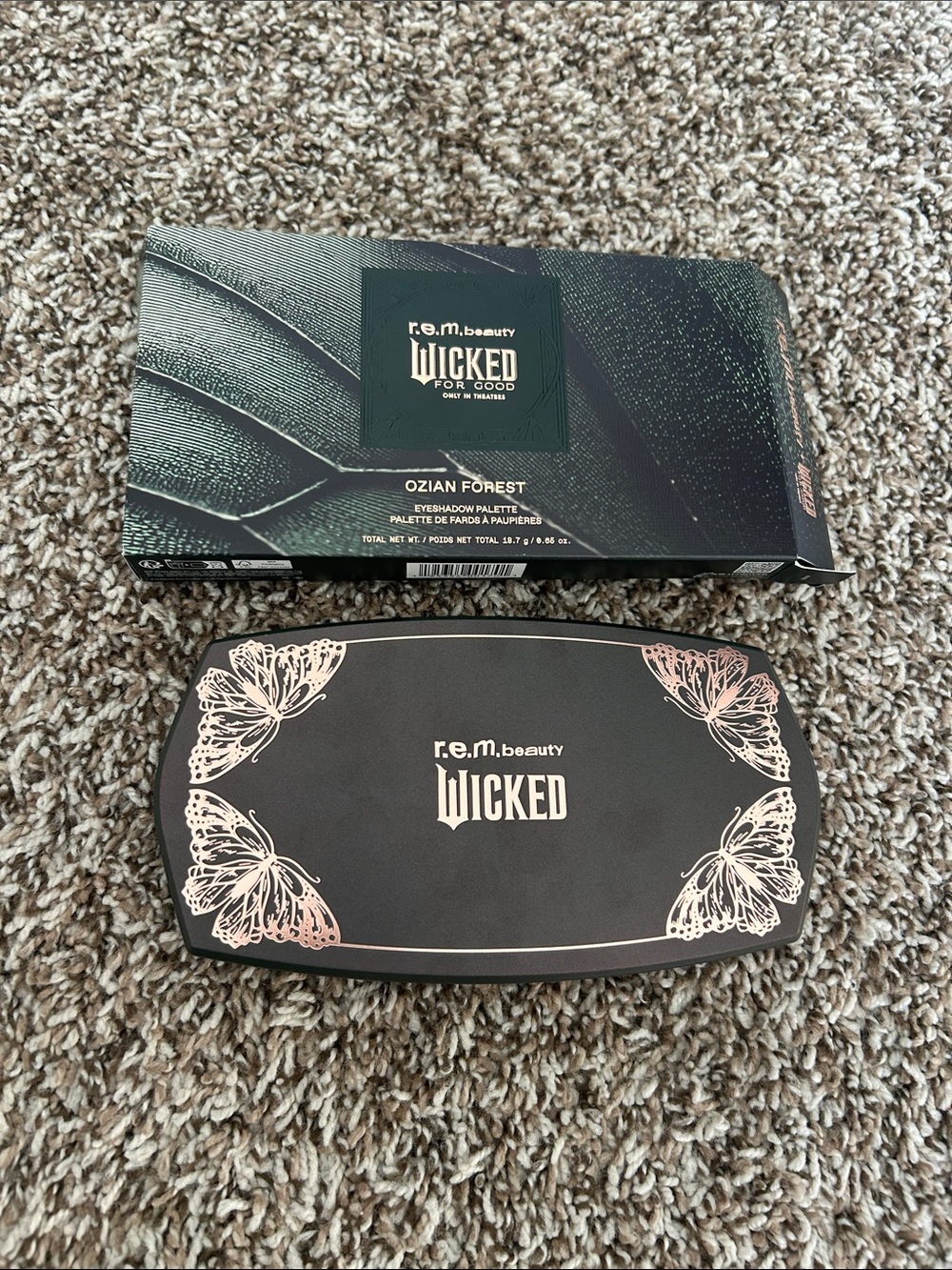 r.e.m by Ariana grande Wicked Eyeshadow Palette - Ozian Forest, Green Mix - Picture 2 of 4